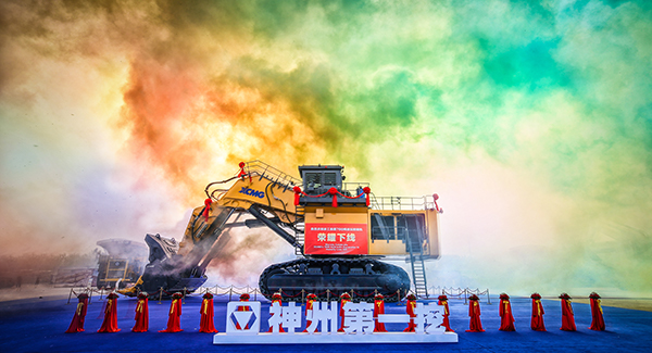 “神州第一挖”徐工700噸級液壓挖掘機(jī)下線，標(biāo)志著中國成為世界上繼德國、日本、美國后，第4個具備700噸級以上液壓挖掘機(jī)研發(fā)制造能力的國家