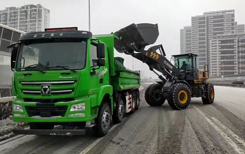 除雪保暢通，徐工汽車在行動