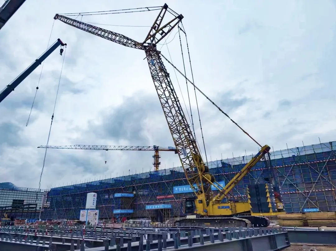 “鋼”鐵的意志！徐工XGC320履帶起重機(jī)參建大跨度鋼結(jié)構(gòu)工業(yè)廠房