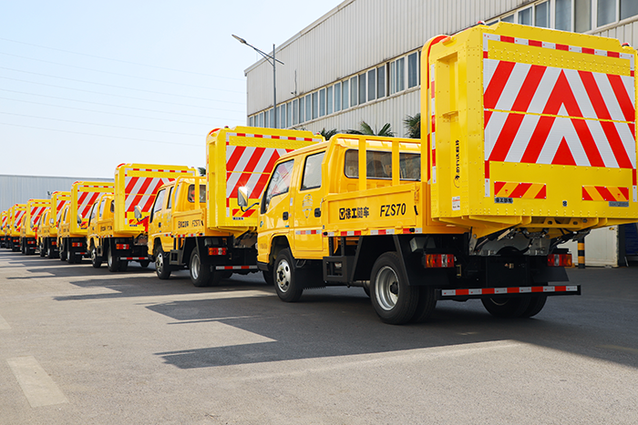 徐工防撞緩沖車(chē)批量交付廣東保障施工安全