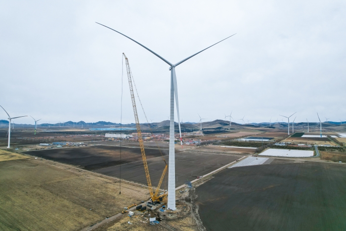 高空之巔，再鑄榮光！XLC18000M助力大型風電場首臺185米風機成功吊裝