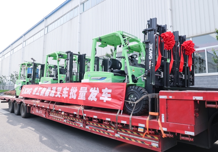 徐工鯤鵬系列電動(dòng)平衡重叉車，再掀浦東貨運(yùn)站高效物流新篇