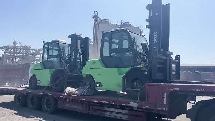 從室內(nèi)到室外，24小時(shí)不停歇！徐工孔雀叉車扎根新疆鋼材廠