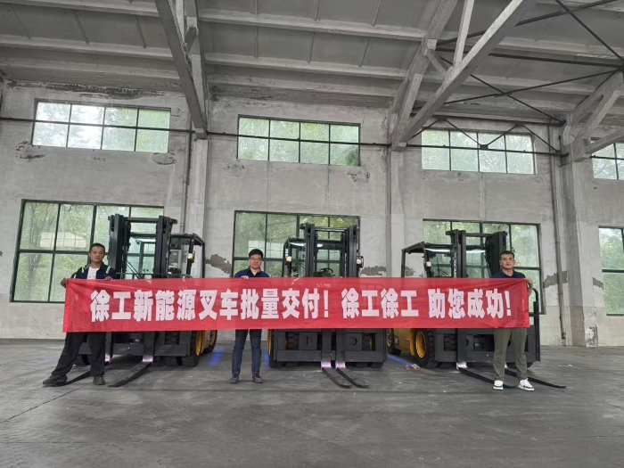 品質(zhì)與服務(wù)共拓市場新局！徐工孔雀叉車賦能冶金行業(yè)