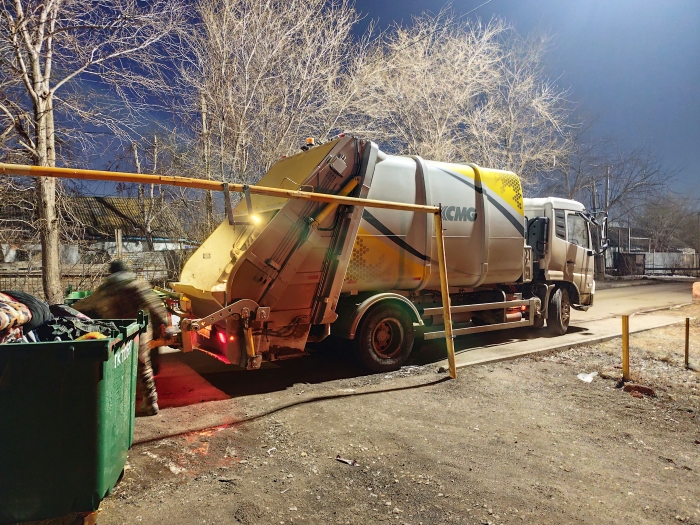 徐工后裝壓縮式垃圾車助力阿斯塔納：高效環(huán)保，助力城市清潔