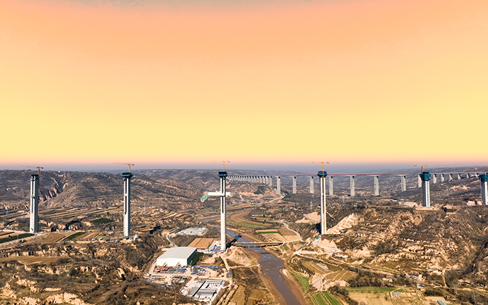 群塔架飛虹 徐工金征戰(zhàn)黃土高原