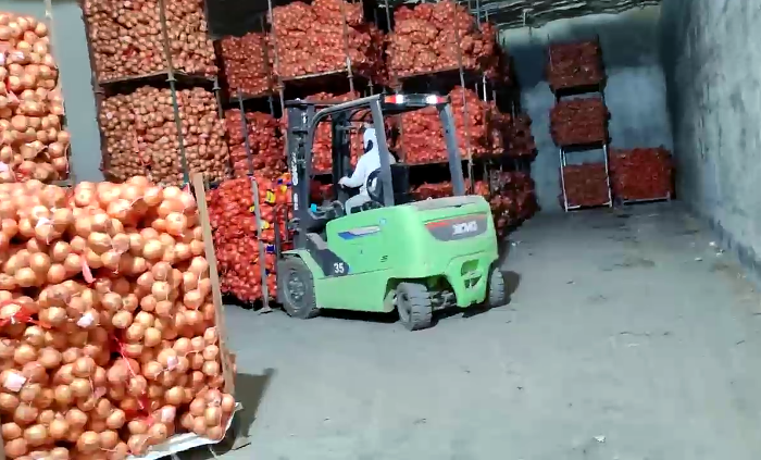 徐工鯤鵬系列新能源叉車(chē)，為食品冷庫(kù)工廠注入綠色動(dòng)能