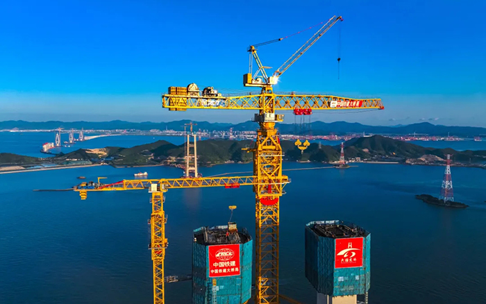 246.3米封頂！這座世界級(jí)跨海大橋“徐工造”