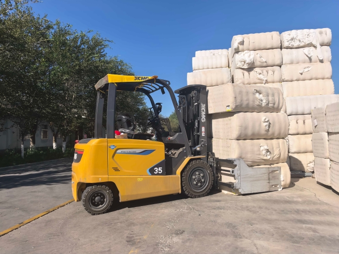 徐工鯤鵬電動(dòng)叉車(chē)，賦能西北棉花產(chǎn)業(yè)高效運(yùn)轉(zhuǎn)