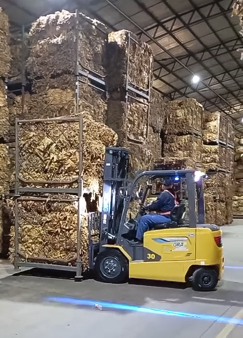 徐工鯤鵬電動(dòng)叉車(chē)：煙草運(yùn)輸?shù)陌踩咝逻x擇