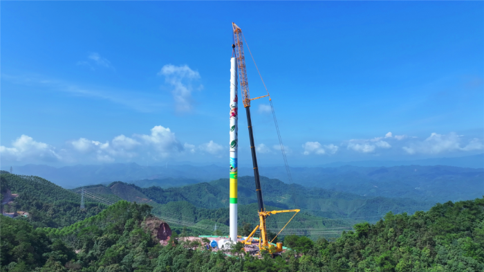 402噸重載轉(zhuǎn)場！全球第一吊“輕松駕馭”崎嶇山路