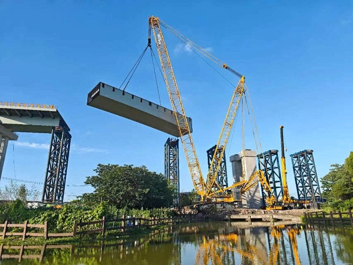 螺螄殼里做道場？徐工XGC11000高架旁上演“極限操作”