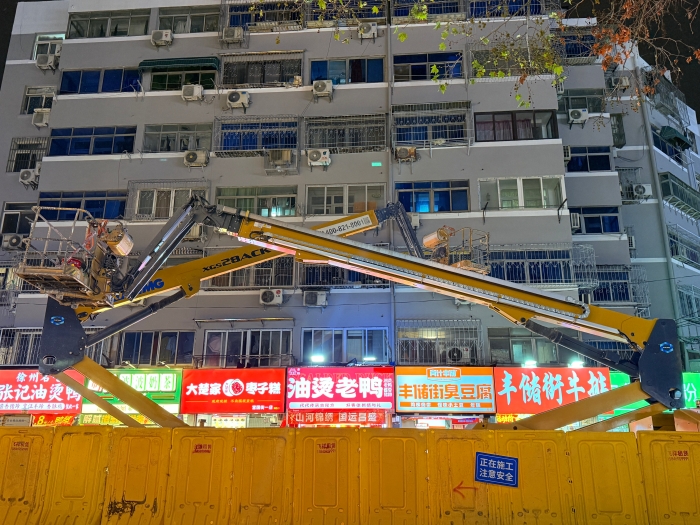 穿街過巷的“改造藝術(shù)家”！徐工電動直臂高空作業(yè)平臺精準(zhǔn)施技豐儲街改造
