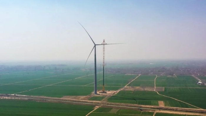 暴雨中橫走的 “鋼鐵巨獸”！徐工 4000 噸起重機撐起 160 米風電，這細節(jié)太硬核！