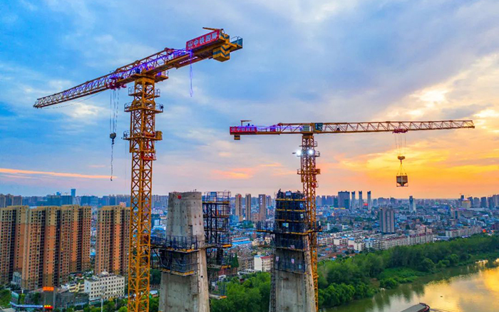 雙塔封頂 搭起國(guó)內(nèi)市政最寬鋼箱梁橋