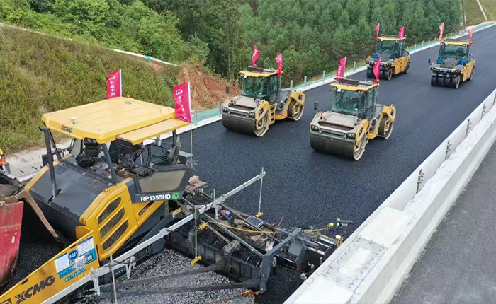 廣西首現(xiàn)無(wú)人化攤鋪！蒼容高速智慧施工引關(guān)注