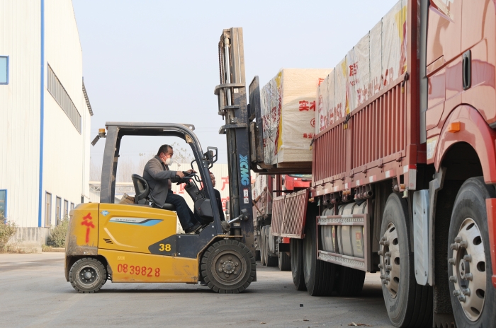 硬核實力賦能生產(chǎn)！徐工叉車批量進駐菏澤板材廠顯身手