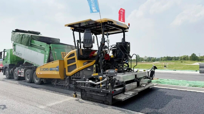 瀝青智造再升級(jí)！無(wú)人攤鋪技術(shù)助力常熟昆承路瀝青路面智能建造