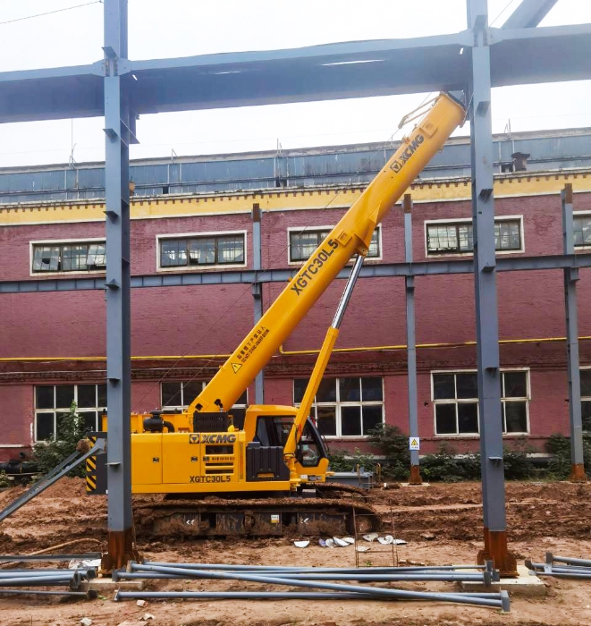 擎臂破泥濘，穩(wěn)力定乾坤！XGTC30L5攻堅(jiān)泥沼鋼結(jié)構(gòu)吊裝