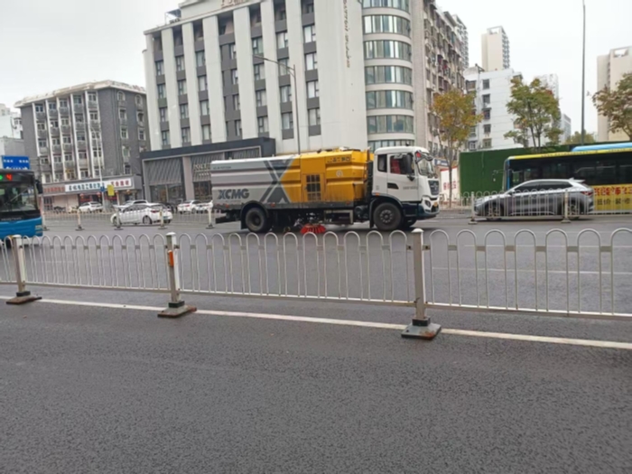 六年品質(zhì)見證硬核實(shí)力，徐工18噸洗掃車獲當(dāng)?shù)乜蛻酎c(diǎn)贊！