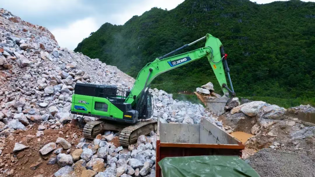 廣西“石料大戶”親測(cè)：徐工XE380EV電挖，年省六七成！