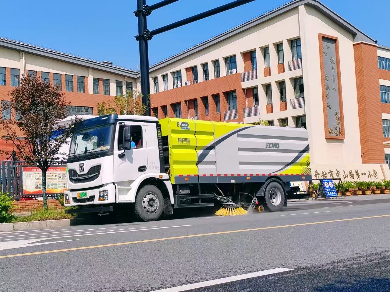 徐工洗掃車“硬核出擊”，開封中山路煥新升級(jí)